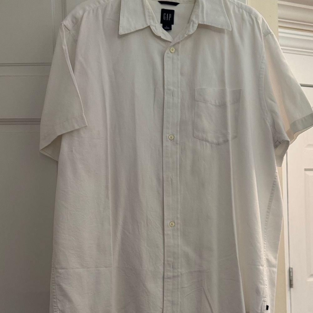 GAP Men's Classic White Short Sleeve Shirt